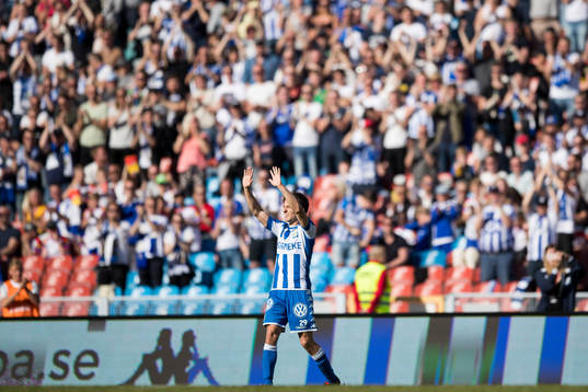 IFK Göteborgs Lasse Vibe får en stående ovation när han