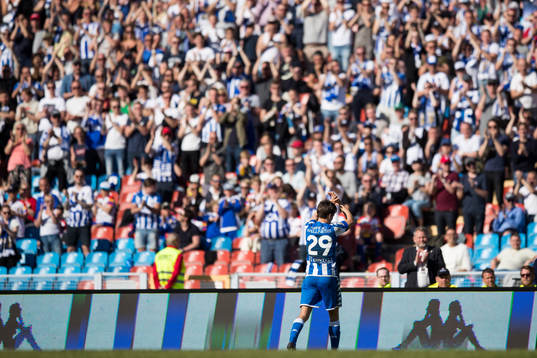 IFK Göteborgs Lasse Vibe får en stående ovation när han