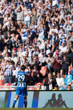 IFK Göteborgs Lasse Vibe får en stående ovation när han
