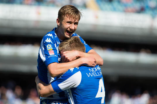 IFK Göteborgs Carl Starfelt omfamnas av Benjamin Nygren