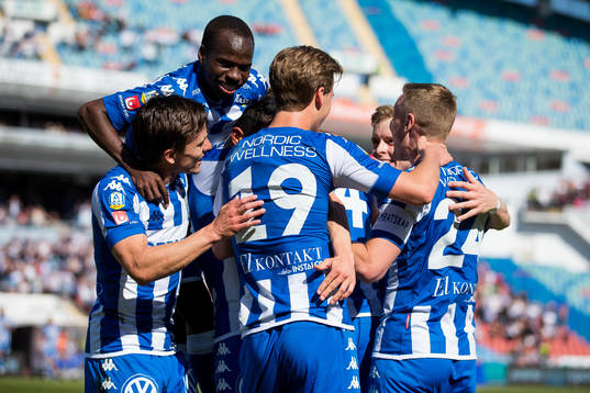 IFK Göteborgs Carl Starfelt omfamnas av lagkamrater