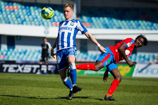 IFK Göteborgs Victor Wernersson och Helsingborgs Mamudu