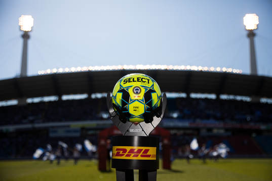 Matchbollen på ett podiet innan fotbollsmatchen i