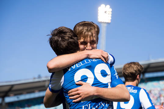 IFK Göteborgs Lasse Vibe jublar och omfamnas av Benjamin