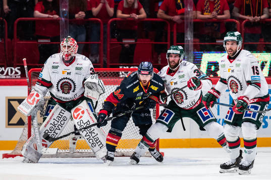 Djurgårdens Daniel Brodin mot Frölundas målvakt Johan
