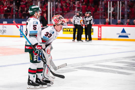 Frölundas Chay Genoway och målvakt Johan Mattsson deppar