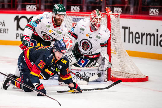 Frölundas Jonathan Sigalet och målvakt Johan Mattsson mot