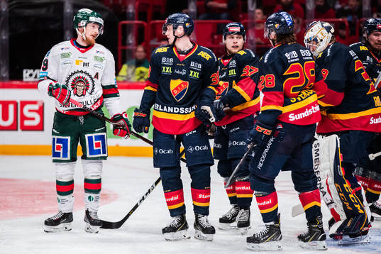 Frölundas Simon Hjalmarsson i samtal med Djurgårdens Olle