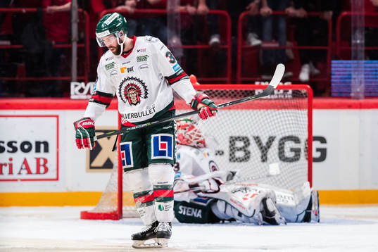 Frölundas Brandon Gormley och målvakt Johan Mattsson