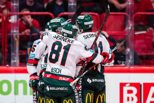 Frölundas Max Friberg jublar med lagkamrater