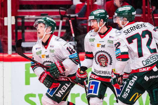 Frölundas Max Friberg jublar med lagkamrater
