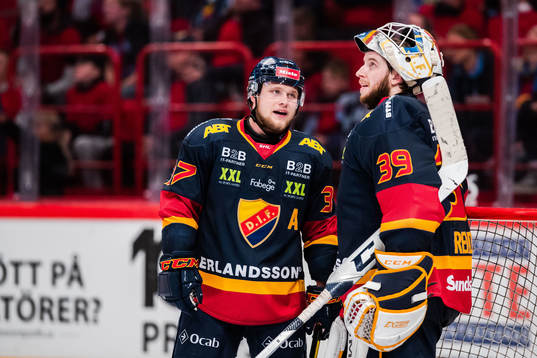 Djurgårdens Jesper Pettersson och målvakt Adam Reideborn
