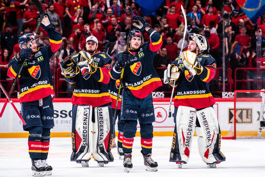 Djurgårdens Axel Jonsson Fjällby och målvakt Adam