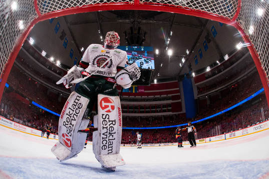 Frölundas målvakt Johan Mattsson deppar