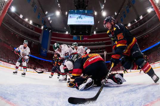 Frölundas Joel Lundqvist utmanar Djurgårdens målvakt