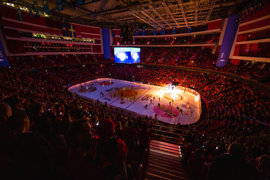 Djurgårdens spelare gör entré i Globen innan final 2 i