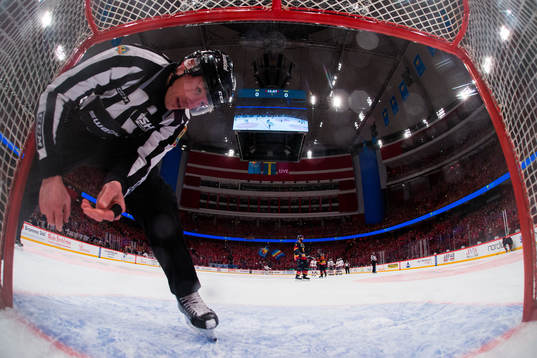 Linjedomare Örjan Åhlén rättar till målburen
