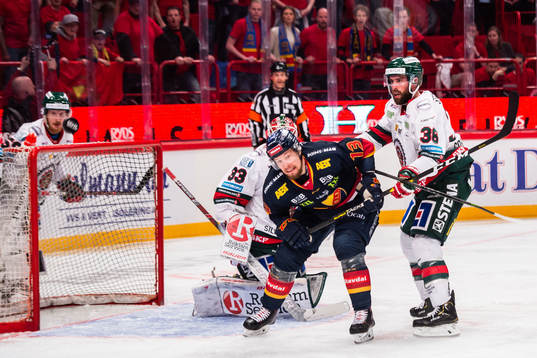 Djurgårdens Petteri Wirtanen och Frölundas Brandon Gormley