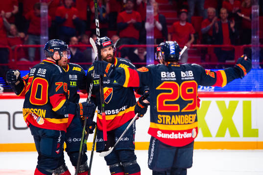 Djurgårdens Olle Alsing jublar med lagkamrater