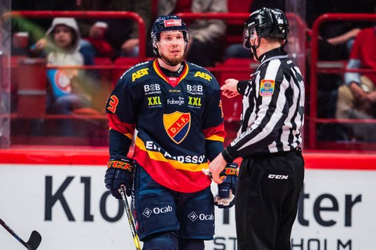 Djurgårdens Petteri Wirtanen reagerar mot Linjedomare
