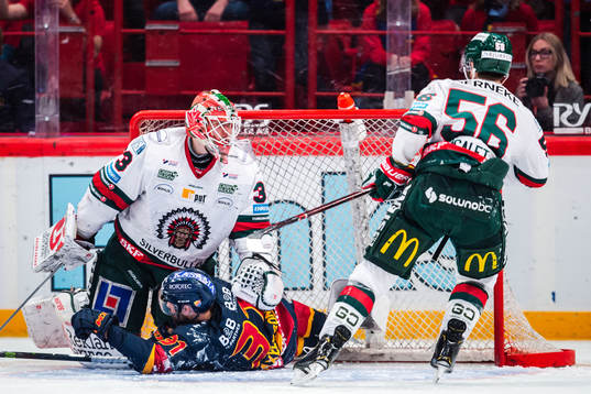 Frölundas målvakt Johan Mattsson och Djurgårdens Dick
