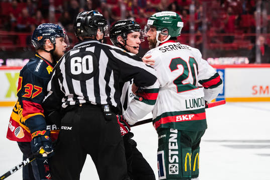 Linjedomare Örjan Åhlén stoppar bråk mellan