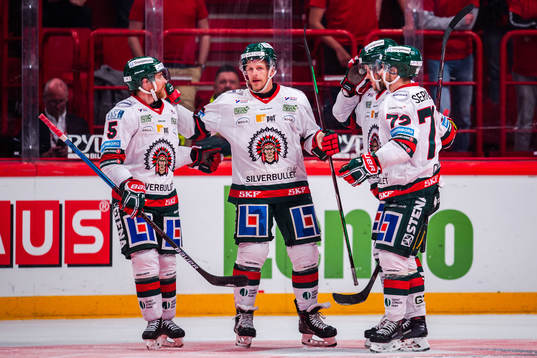 Frölundas Max Friberg jublar med lagkamrater
