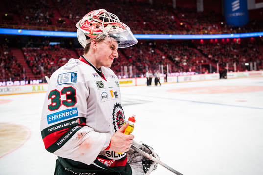 Frölundas målvakt Johan Mattsson deppar