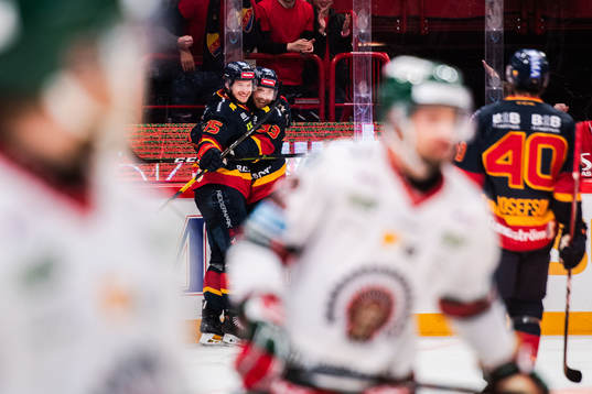 Djurgårdens Linus Hultström jublar med Jakob Lilja