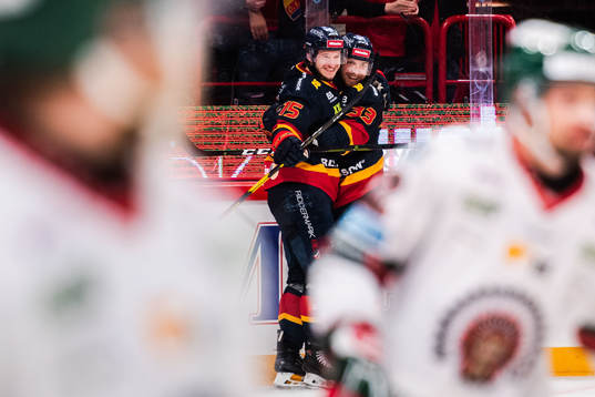 Djurgårdens Linus Hultström jublar med Jakob Lilja