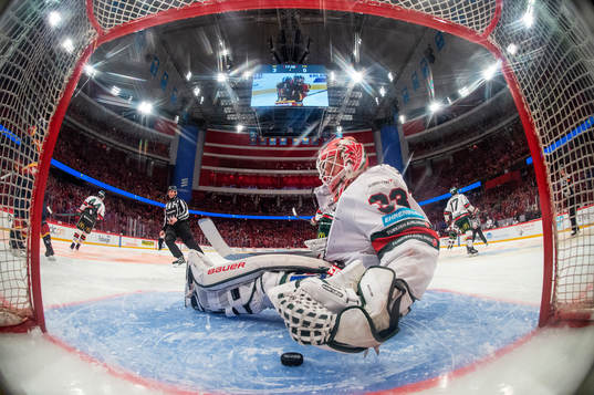 Frölundas målvakt Johan Mattsson deppar