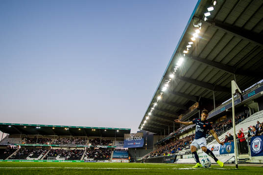 Ylldren Ibrahimaj of Viking takes a corner kick