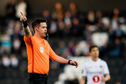 Referee Tom Harald Hagen