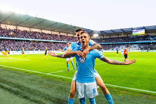 Malmö FFs Sören Rieks jublar med Arnór Traustason