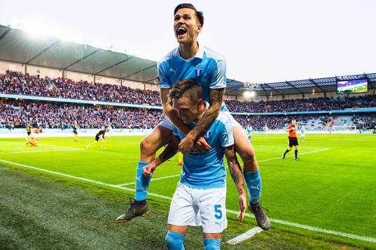 Malmö FFs Sören Rieks jublar med Arnór Traustason