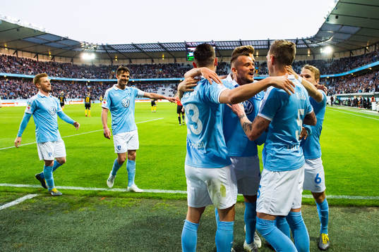 Malmö FFs Sören Rieks jublar med lagkamrater