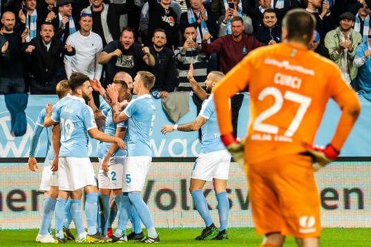 Hammarbys målvakt Gianluca Curci ser Malmö FFs Markus