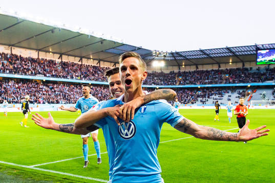 Malmö FFs Sören Rieks jublar med Arnór Traustason