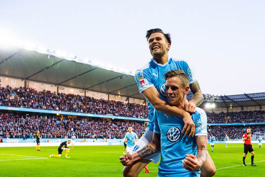 Malmö FFs Sören Rieks jublar med Arnór Traustason