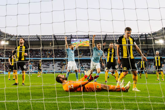 Malmö FFs Rasmus Bengtsson och Arnór Traustason jublar