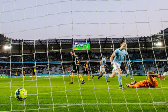Malmö FFs Arnór Traustason jublar och Hammarbys målvakt