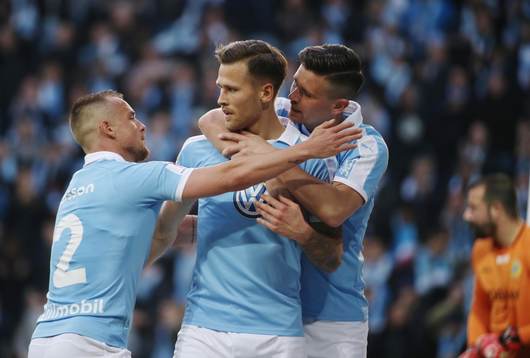 Malmö FFs Arnór Traustason krams om av Eric Larsson och