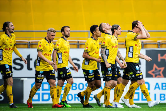 Elfsborgs Samuel Holmén jublar med lagkamrater