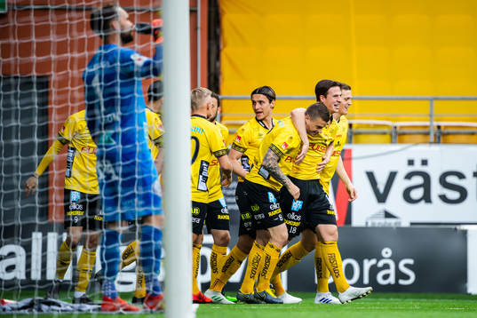 Elfsborgs Samuel Holmén jublar med lagkamrater