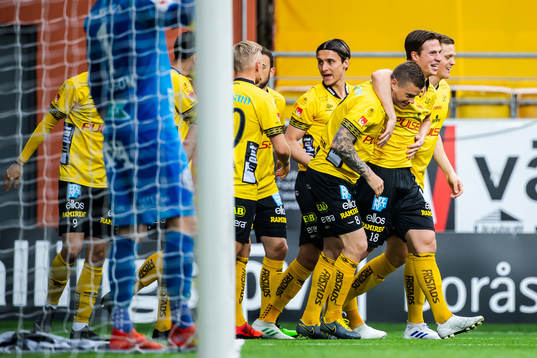 Elfsborgs Samuel Holmén jublar med lagkamrater