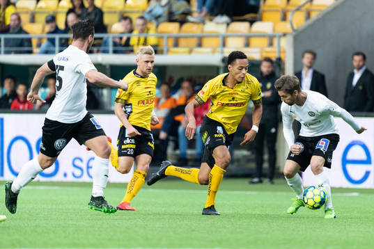 Elfsborgs Kevin Kabran  och Örebros Martin Lorentzson