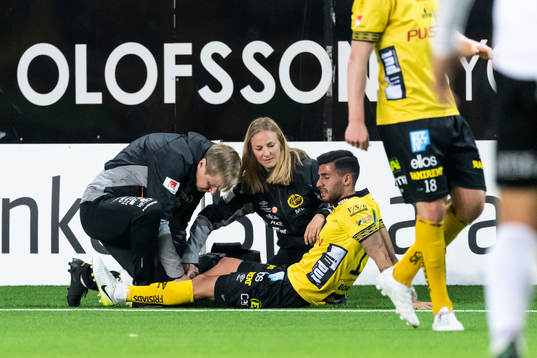 Elfsborgs Rami Kaib får behandling av fysioterapeut Lars