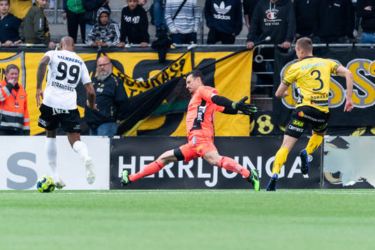 Elfsborgs målvakt Kevin Stuhr Ellegaard och Örebros