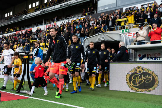 Spelarna kommer in på arenan