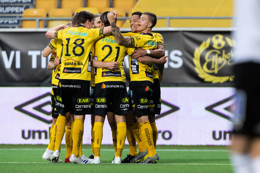 Elfsborgs Samuel Holmén jublar med lagkamraterna